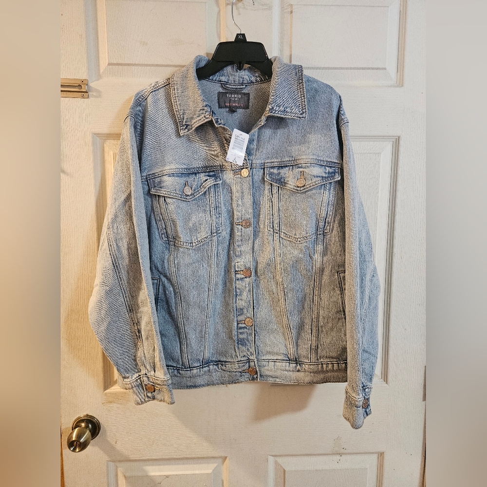 TORRID LIGHT BLUE DENIM RELAXED FIT TRUCKER JACKET: NEW WITH TAGS: SIZE 2